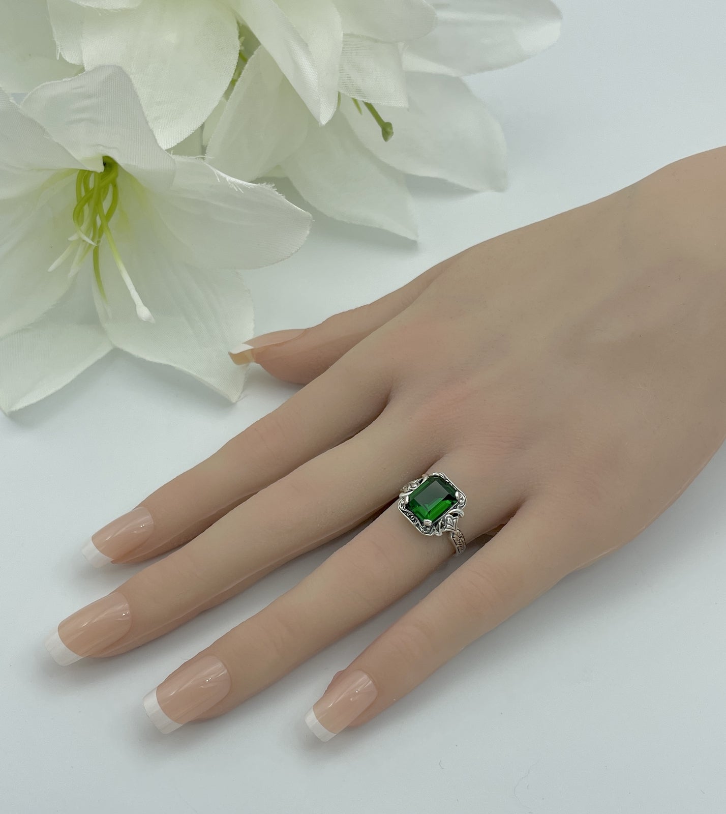 VIVID GREEN 925 STERLING SILVER VINTAGE ANTIQUE STYLE SIM EMERALD RING #1348