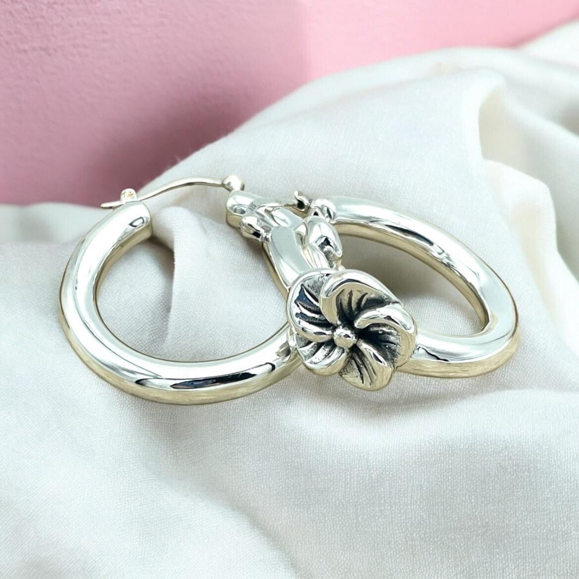 925 Sterling Silver Flower Lightweight Hoop Latch Back Earrings 1223