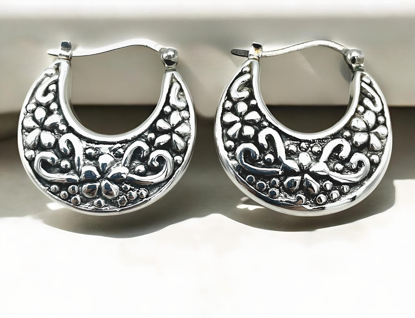 925 STERLING SILVER HEART & FLOWER DESIGN HOOP EARRINGS LIGHTWEIGHT 1560