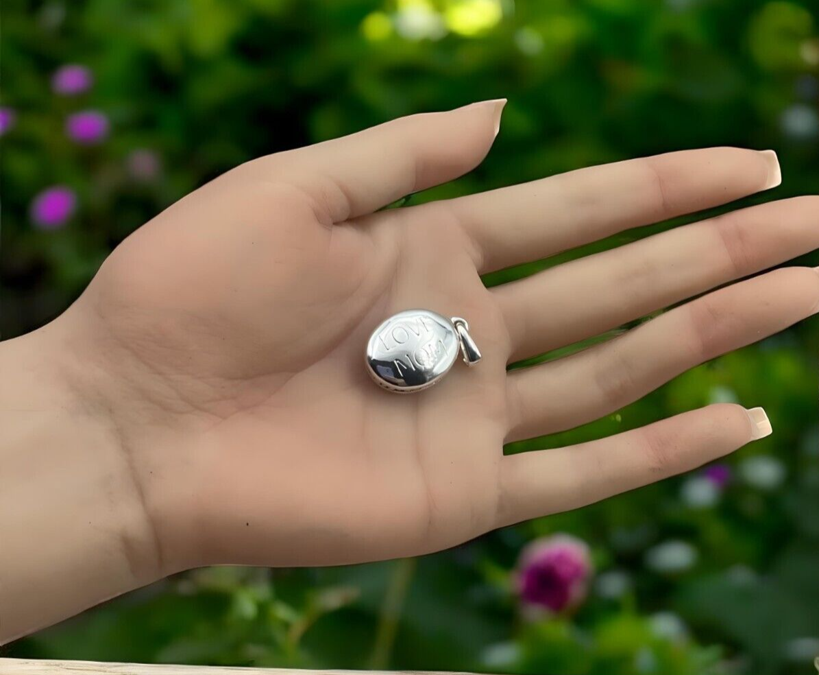 925 STERLING SILVER "LOVE MOM" OVAL PENDANT LIGHTWEIGHT,CHAIN SOLD SEPERATE 1549