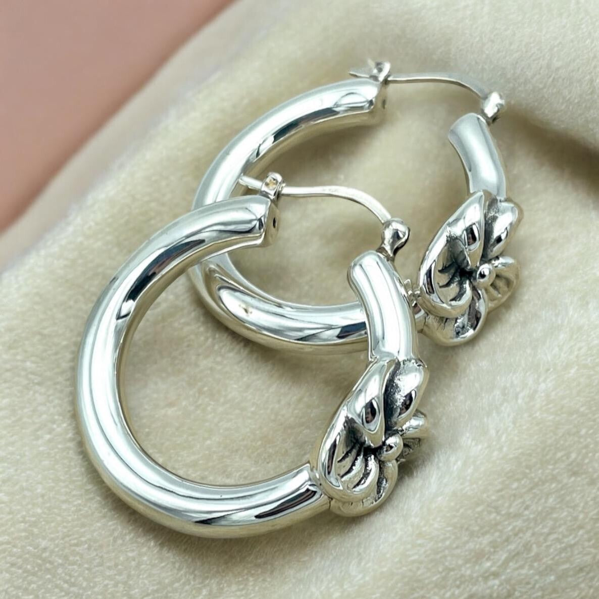 925 Sterling Silver Flower Lightweight Hoop Latch Back Earrings  1223