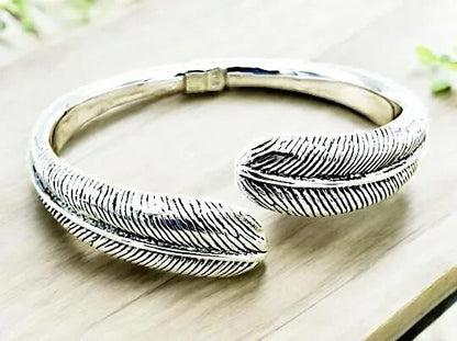 925 STERLING SILVER  7" FEATHER BANGLE BRACELET LIGHTWEIGHT SPRING HINGED 1430