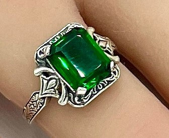 VIVID GREEN 925 STERLING SILVER VINTAGE ANTIQUE STYLE SIM EMERALD RING     #1348