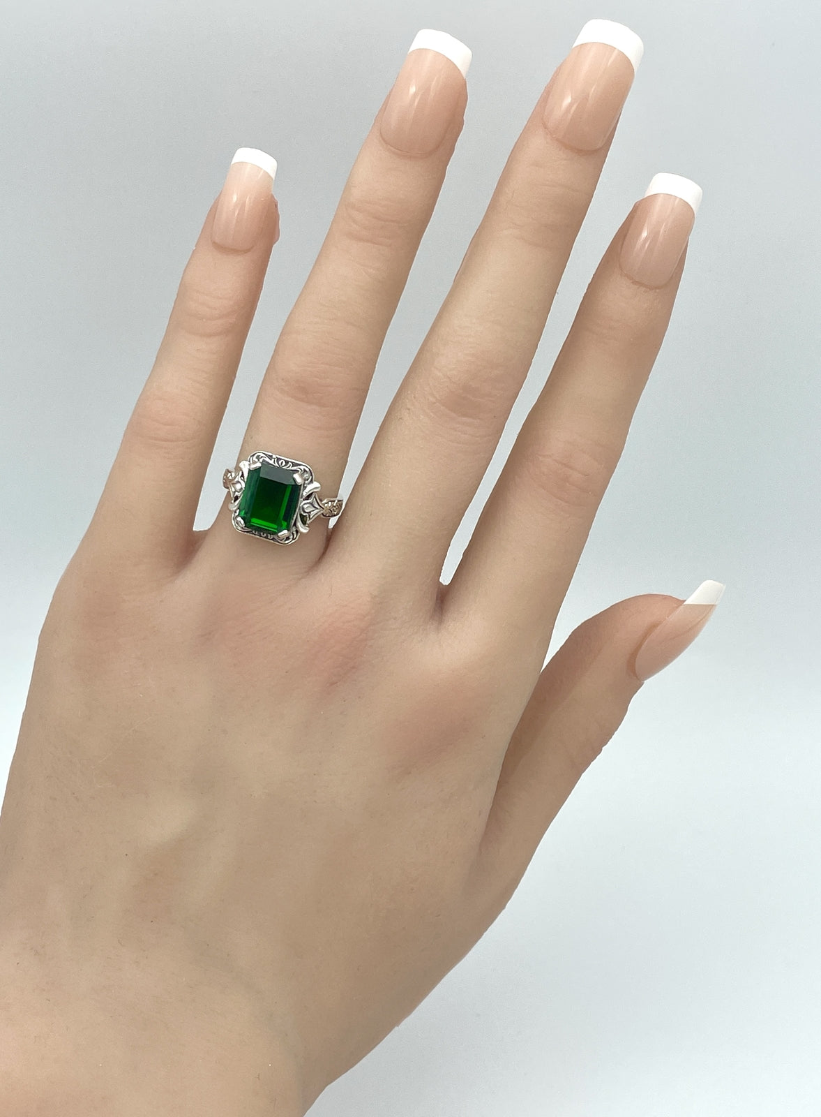VIVID GREEN 925 STERLING SILVER VINTAGE ANTIQUE STYLE SIM EMERALD RING     #1348