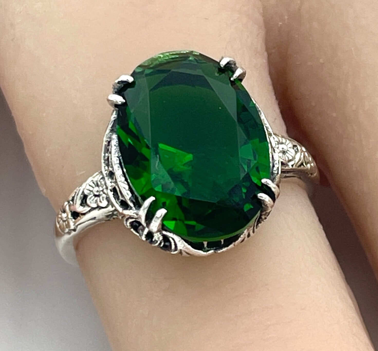 VIVID GREEN 925 STERLING SILVER VINTAGE ANTIQUE STYLE SIM EMERALD RING     #1354
