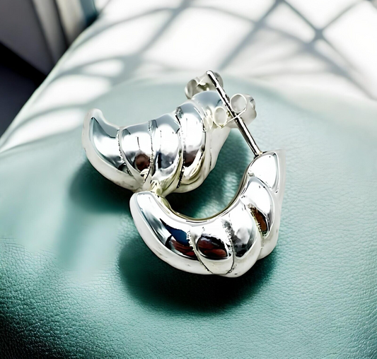 925 Sterling Silver Sculpted Shrimp Huggie Earrings  Lightweight Push Back 1391