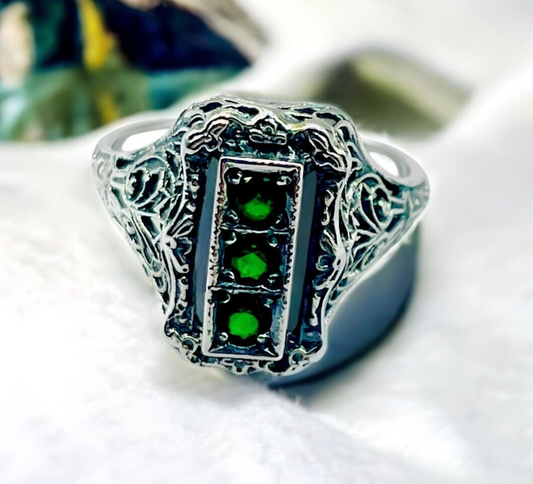 VINTAGE STYLE 925 SOLID STERLING SILVER THREE STONE SIMULATED EMERALD RING 1818