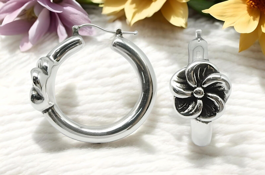 925 Sterling Silver Flower Lightweight Hoop Latch Back Earrings  1223