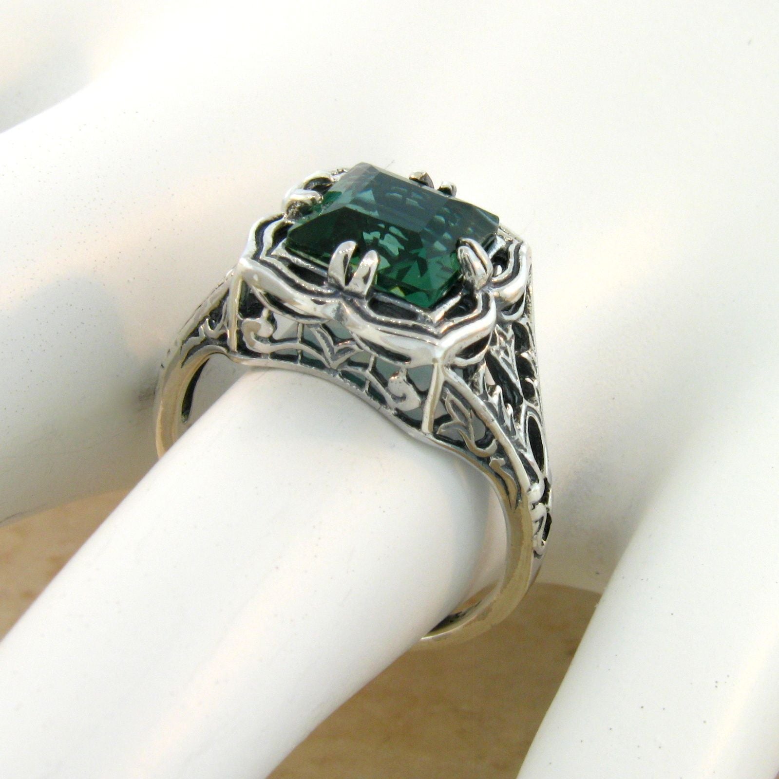 925 STERLING SILVER ART DECO STYLE GREEN SIMULATED EMERALD RING             #704