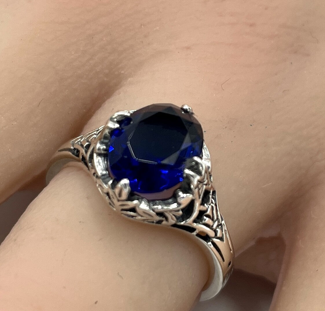 VICTORIAN STYLE 925 STERLING SILVER ROYAL BLUE SIMULATED SAPPHIRE RING     1138Z