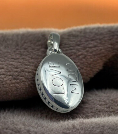925 STERLING SILVER "LOVE MOM" OVAL PENDANT LIGHTWEIGHT,CHAIN SOLD SEPERATE 1549