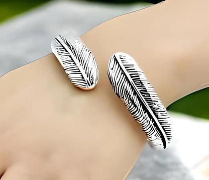 925 STERLING SILVER  7" FEATHER BANGLE BRACELET LIGHTWEIGHT SPRING HINGED 1430
