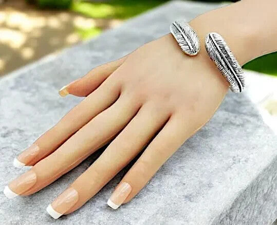 925 STERLING SILVER  7" FEATHER BANGLE BRACELET LIGHTWEIGHT SPRING HINGED 1430